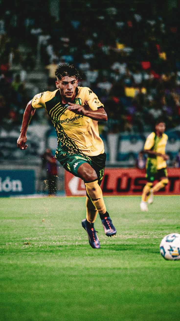 foto de un jugador de futbol, jugando con la camiseta de aldosivi