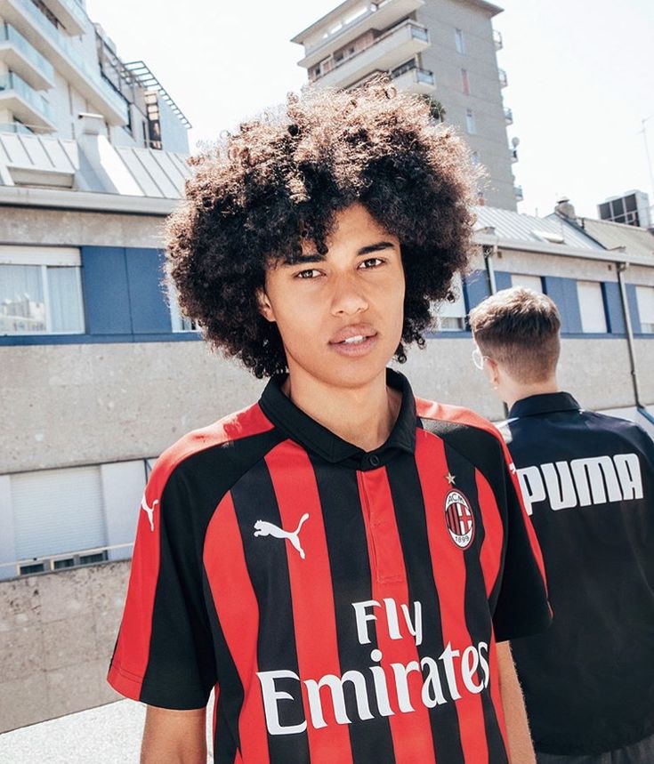 foto de la camiseta del club milan de italia