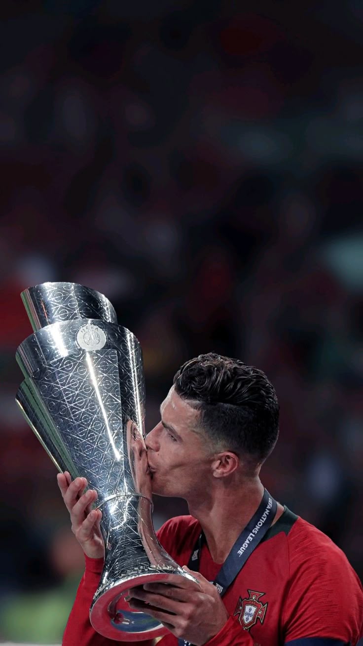 cristiano ronaldo besando un trofeo con la seleccion portuguesa