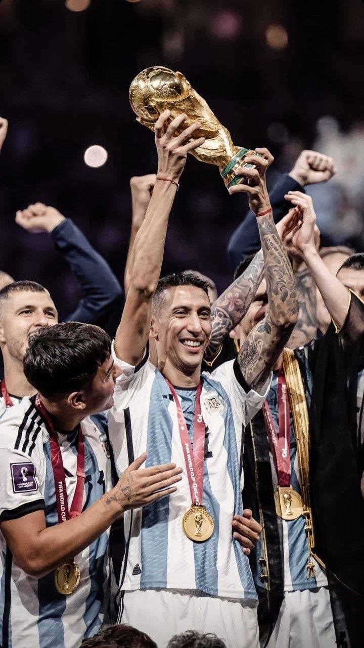 di maria alzando la copa del mundial 2022 con la seleccion argentina