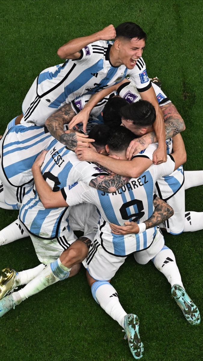 algunos jugadores de la seleccion argentina en pleno partido todos juntos
