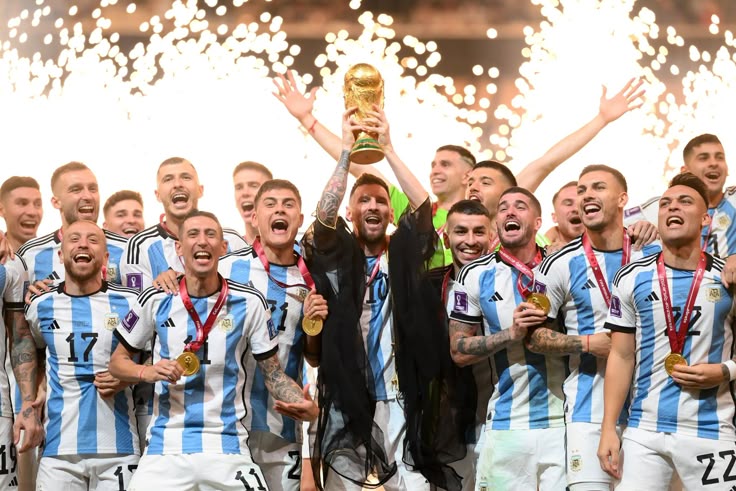 messi levantando la copa del mundial en qatar 2022